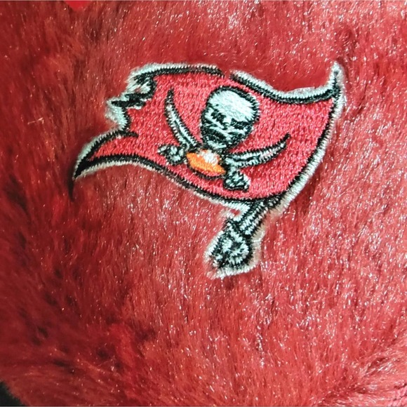 NFL BUCCANEERS WOMEN'S FUR CROSS TEAM SLIPPERS, SIZES S OR XL - Picture 5 of 6